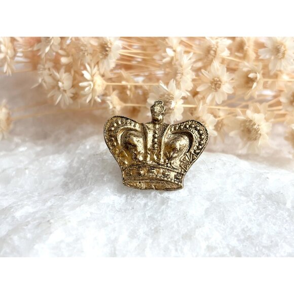 Crown Shaped Gold Toned Textured Vintage Costume Jewelry Brooch | Lapel Pin - Picture 2 of 10
